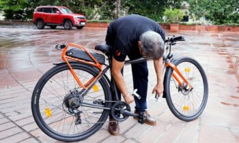 IIT Bombay students create the world’s first foldable diamond e-bike, driven by Anand Mahindra